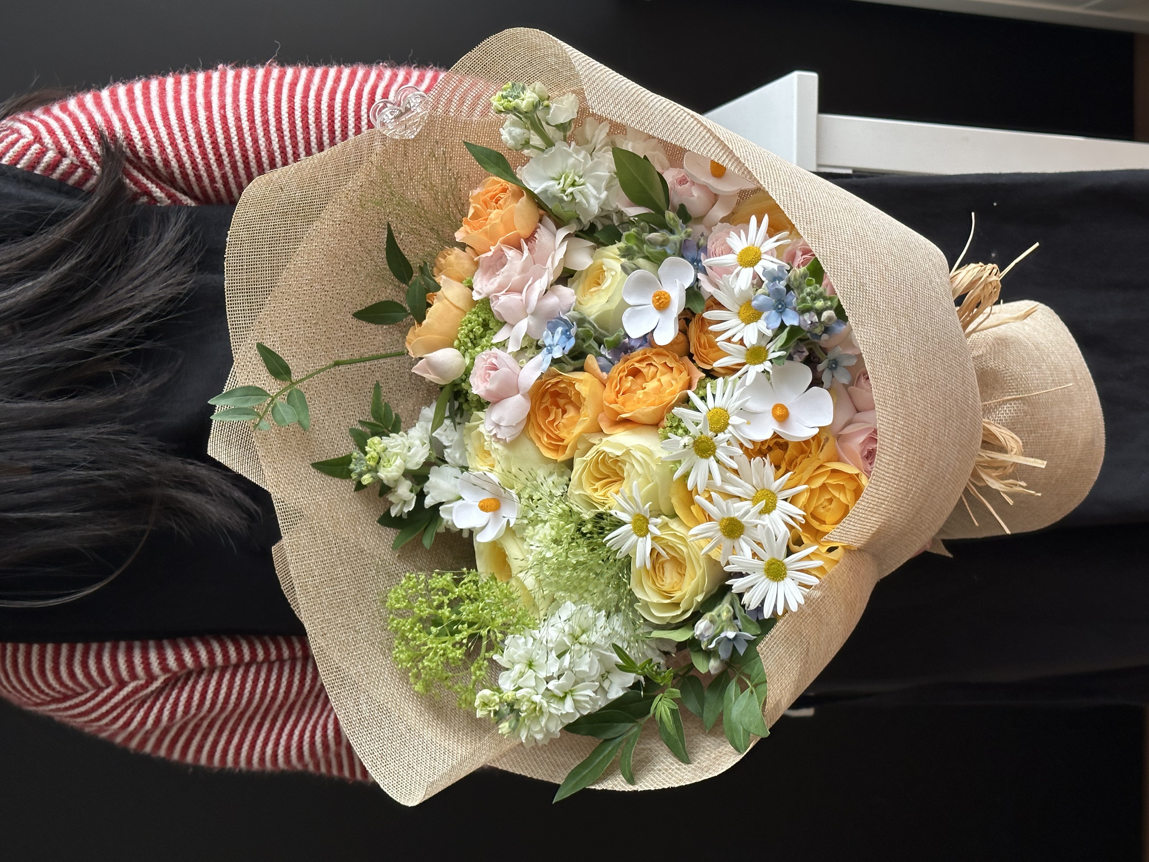 产后送花为什么推荐暖色调?|麻布包装暖黄花束实测