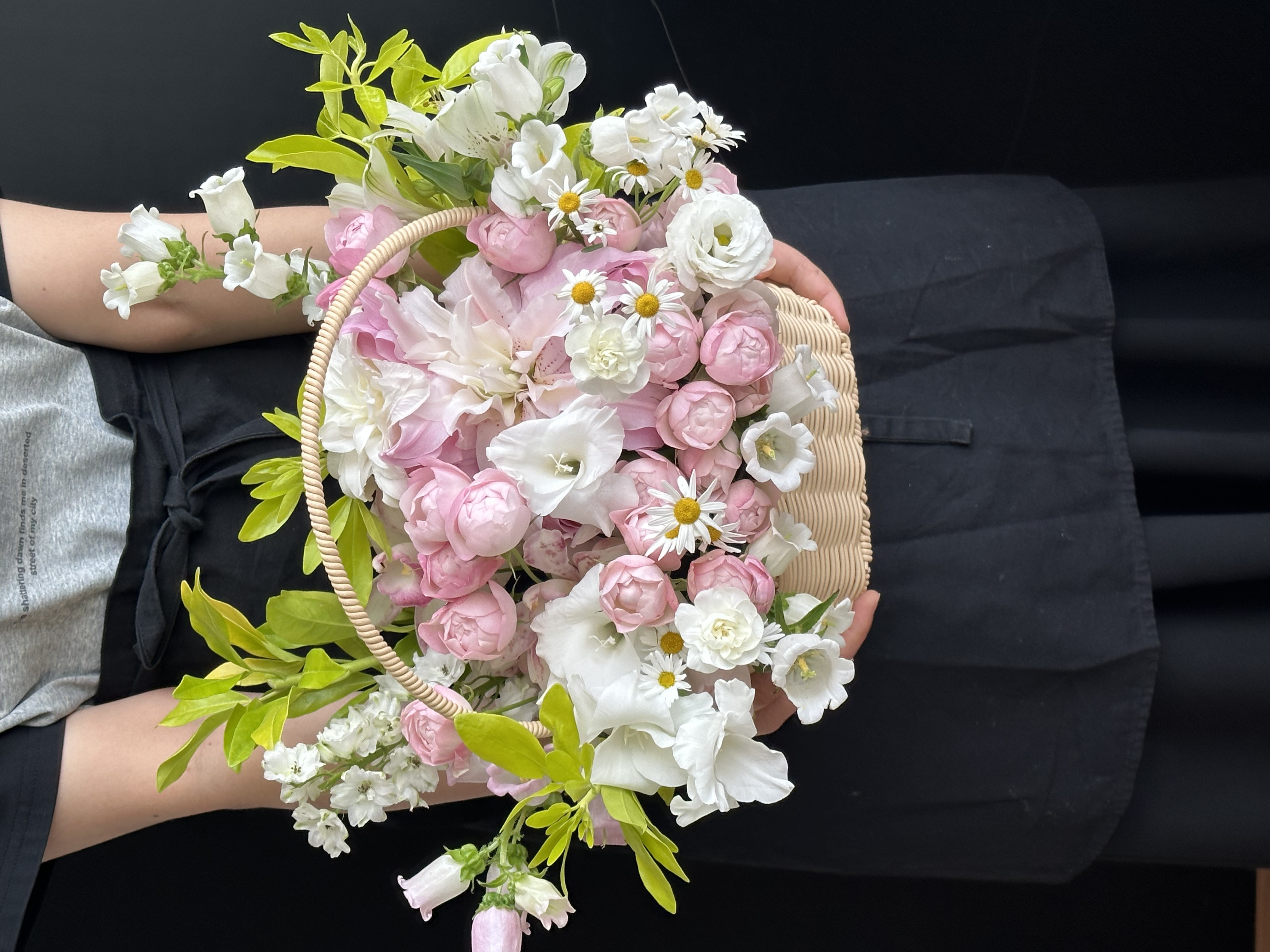 粉白编织花篮花束,藤编花篮自带手柄,整体体量适中